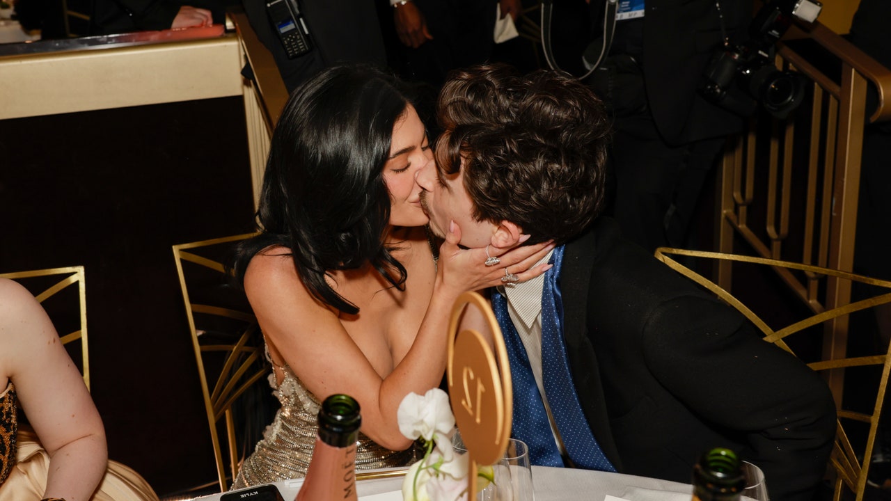 Timothée Chalamet and Kylie Jenner Share a Kiss at the Golden Globes 2025