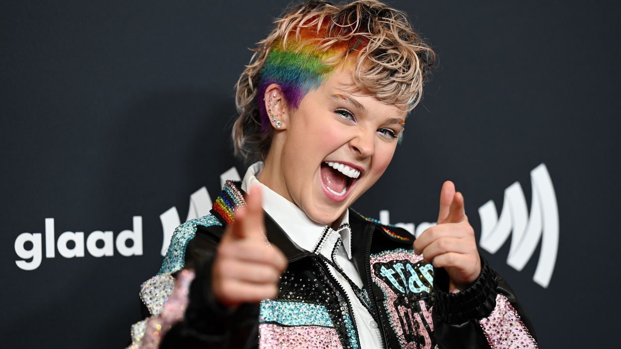 Everyone’s Being Totally Normal About JoJo Siwa Dating Chris Hughes
