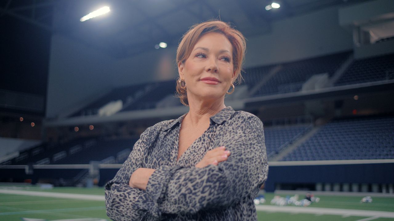 Dallas Cowboys Cheerleaders Director Kelli Finglass on Social Media Backlash, Retirement, and Dancing With Dua Lipa Dallas Cowboys Cheerleaders Director Kelli Finglass on Social Media Backlash, Retirement, and Dancing With Dua Lipa
