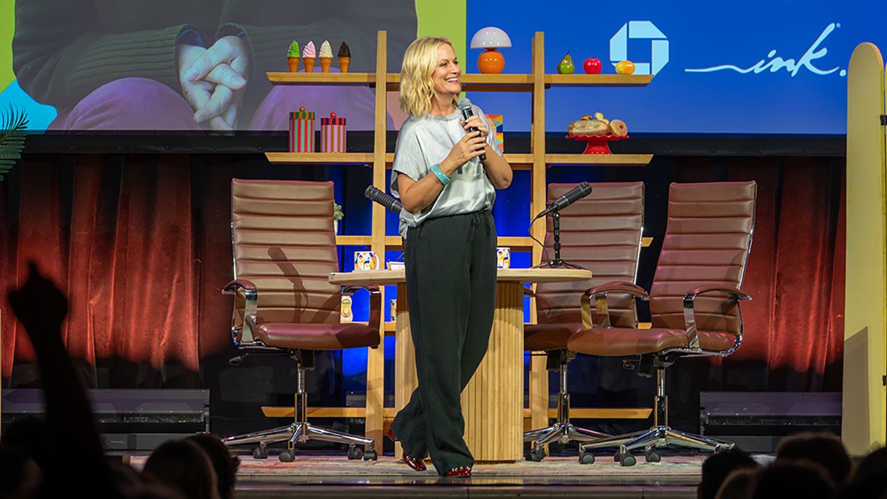 At a Live Recording, Amy Poehler Shows the Energy It Takes to Be a ‘Good Hang’ At a Live Recording, Amy Poehler Shows the Energy It Takes to Be a ‘Good Hang’