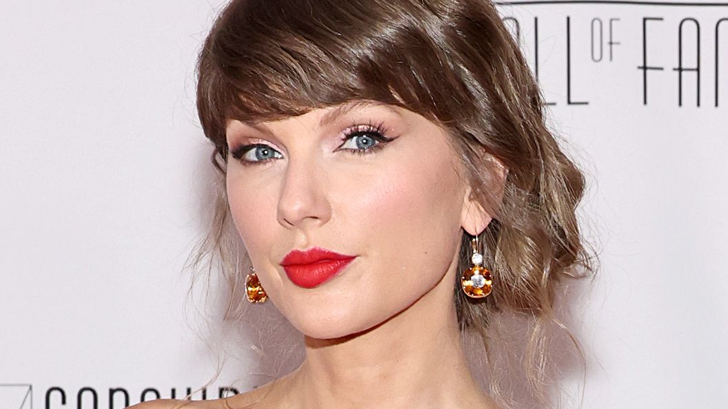 Taylor Swift Makes Surprise Appearance at the Emmys 2026—With the Aid of Both Olivia Bensons Taylor Swift Makes Surprise Appearance at the Emmys 2026—With the Aid of Both Olivia Bensons