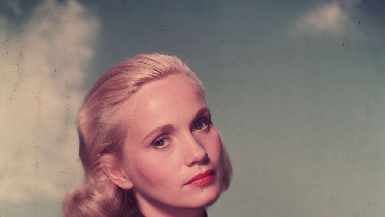 Eva Marie Saint, Oscar-Winning Star of ‘On the Waterfront,’ Dies at 102 Eva Marie Saint, Oscar-Winning Star of ‘On the Waterfront,’ Dies at 102