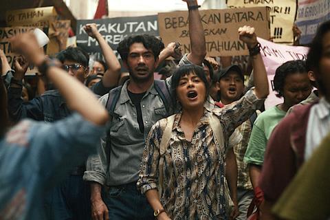 ‘The Sea Speaks His Name’ review: Urgent drama explores the dangers and rewards of political activism in 1990s Indonesia | Reviews ‘The Sea Speaks His Name’ review: Urgent drama explores the dangers and rewards of political activism in 1990s Indonesia | Reviews